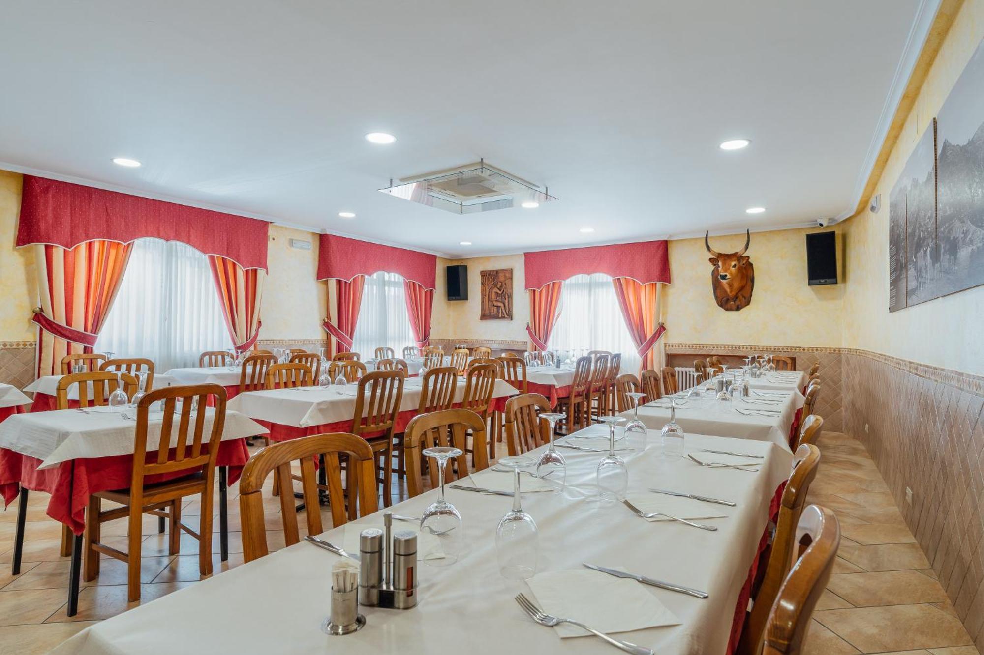 Hotel Restaurante Cazador Pereiro Exterior photo
